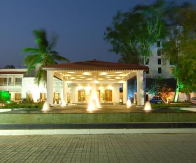 https://imgcld.yatra.com/ytimages/image/upload/t_hotel_yatra_city_desktop/v1433222772/Domestic Hotels/Hotels_Ranchi/CHANAKYA BNR HOTEL/NIGHT VIEW.jpg